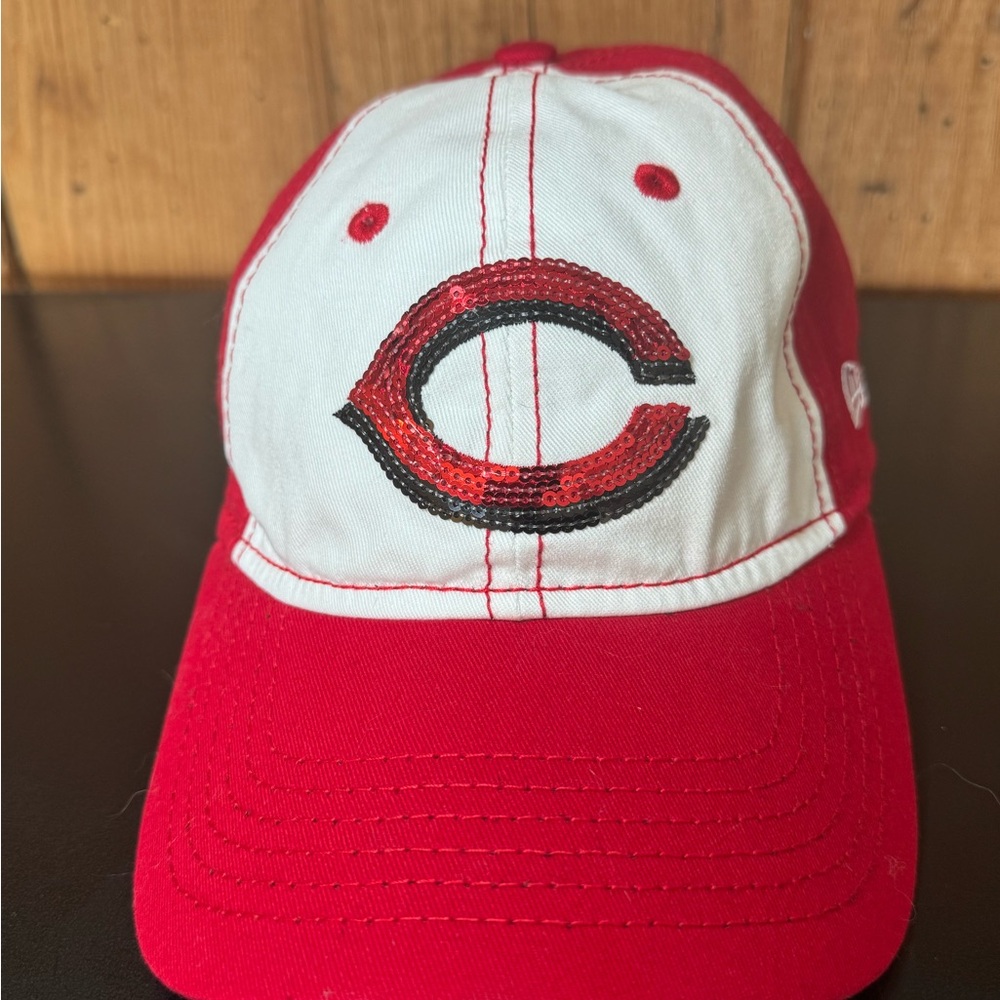 Women’s Cincinnati Reds Glitter “C” Logo 9TWENTY Adjustable Strap Cap Red/White - Picture 2 of 9